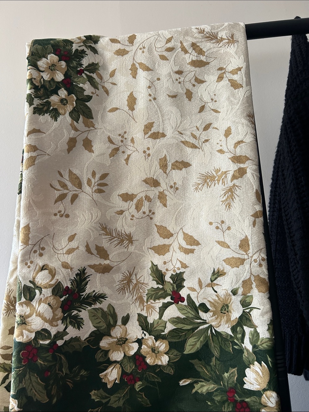 Holiday Floral Jacquard Table Runner in Cream, Gold & Green